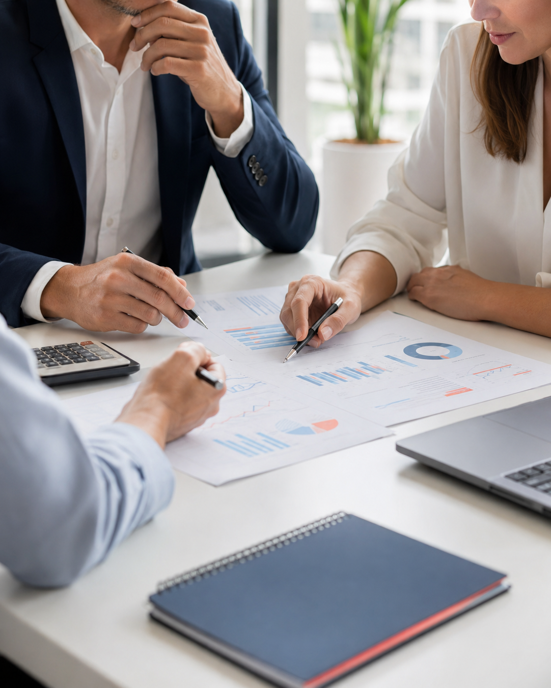 Profesionales revisando información financiera de forma colaborativa